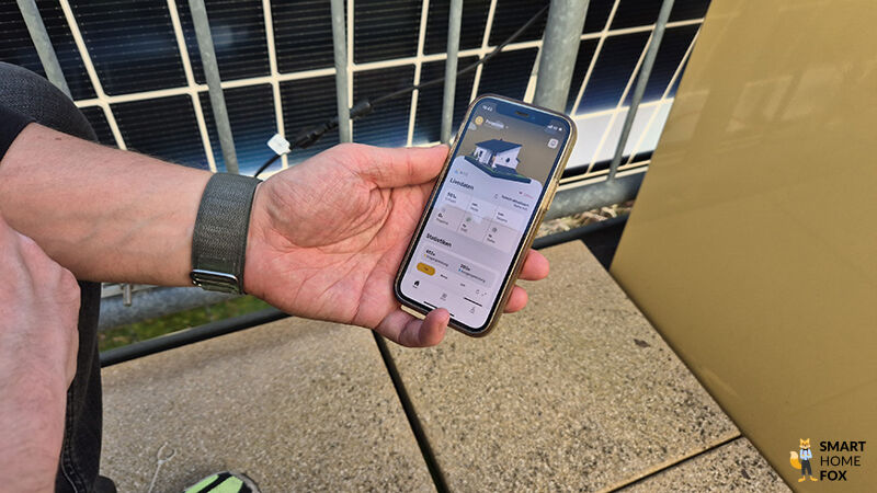 Ein Smartphone-Bildschirm zeigt das Echtzeit-Dashboard der Solakon-App mit Energieerzeugung, Speicherstatus und CO₂-Einsparungen.